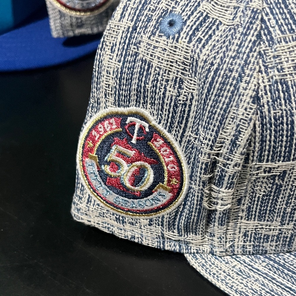 New Era Blue/White Textured Denim Fitted Cap with Red 'm' Logo size 7 3/8 - Picture 2 of 4